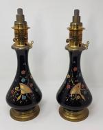 Une paire de lampes à pétrole à décor japonisant d'éventails...