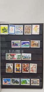 1 classeur rouge timbres DIVERS neufs et oblitérés