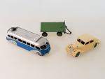 DINKY TOYS, 3 modèles :
réf 29E Autocar Isobloc argent/bleu (jolie...