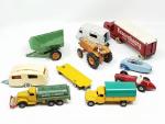 Lot de 8 modèles usagés :
F.J. camion GMC balayeuse, J.R.D....