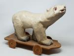 Un ours polaire en carton-pâte, fixé sur une planche à...
