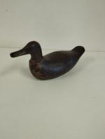 Un canard appelant en bois peint - Long.: 32 cm...