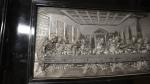Un bas-relief en métal repoussé représentant La Cène d'après Léonard...