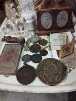 Un lot d'objets de dévotion et médailles en biscuit, cire,...