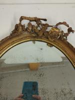 Miroir ovale en bois doré à décor de fleurs -...