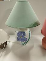 Une lampe en porcelaine à décor d'iris peints à la...