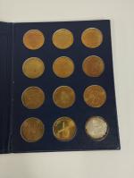 Un livret "Alphonse Daudet 100 ans déjà" comprenant douze médailles