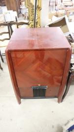 Un meuble de radio en bois verni (vide) - style...