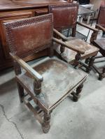 Trois fauteuils en noyer sculpté et cuir fauve - style...