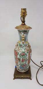 Un vase en porcelaine polychrome à décor de personnages -...