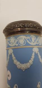 WEDGWOOD - Un vase rouleau à décor néoclassique blanc sur...