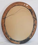 Un miroir ovale en bois mouluré et doré - Epoque...