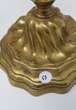 Une paire de bougeoirs - bronze doré à décor torsadé...