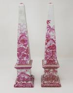 Une paire d'obélisques en céramique à décor floral rose dans...