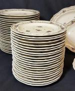 LIMOGES - Un service de table en porcelaine à décor...