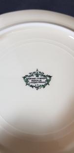 LIMOGES - Un service de table en porcelaine à décor...