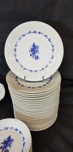 LIMOGES - un service de table en porcelaine à décor...