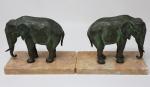 Une paire d'éléphants serre-livres en régule à patine verte -...
