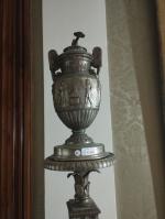 Lampadaire tripode en bronze à motif de vase à l'antique...