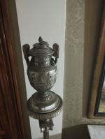 Lampadaire tripode en bronze à motif de vase à l'antique...