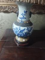Une lampe en porcelaine à décor d'oiseaux en camaïeu bleu...