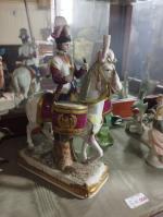 Un lot d'objets décoratifs comprenant : Cavalier de la Garde...