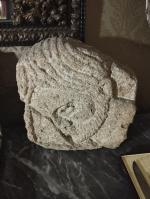 Une pierre sculptée « Profil d'homme » - H : 31cm - 
deux...