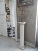 Une paire de colonnes en marbre, style néoclassique et 
Un...