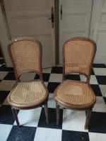 Deux chaises cannées en noyer à décor de joncs rubanés...