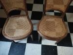 Deux chaises cannées en noyer à décor de joncs rubanés...