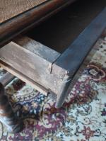 Table en bois naturel ouvrant à un tiroir en ceinture...