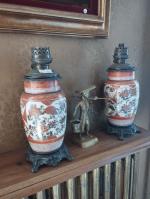 Deux lampes à pétrole en porcelaine japonaise, monture en laiton...