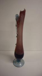 Un vase en verre polychrome travaillé à chaud - H.:...