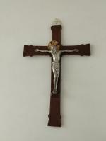 Un crucifix en métal argenté sur croix en bois et...