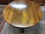 Une table ovale en bois fruitier reposant sur un fût...