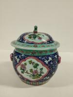 CHINE : Pot couvert en porcelaine polychrome à décor de...