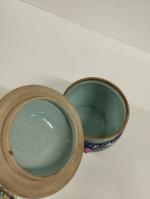 CHINE : Pot couvert en porcelaine polychrome à décor de...