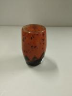 DAUM: Vase gobelet en verre marbré à inclusions de matière...