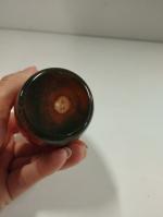 DAUM: Vase gobelet en verre marbré à inclusions de matière...