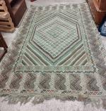 Un tapis Tunisien à fond vert - 264x170cm (tâches et...
