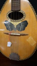 Mandoline en bois marqueté à décor de papillon - H....