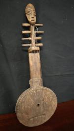 Instrument à cordes en bois sculpté à décor de masque...