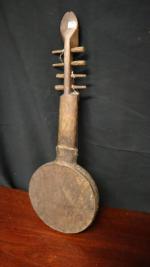 Instrument à cordes en bois sculpté à décor de masque...