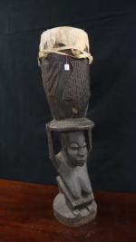 Tambour de cérémonie Pliéwo en bois sculpté figurant une cariatide...