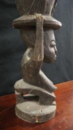 Tambour de cérémonie Pliéwo en bois sculpté figurant une cariatide...