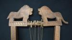 Ancienne lyre Bagana en bois sculpté à décor de lions...