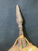 Tambour chamanique Dhyangro en bois sculpté, os gravé et peau...