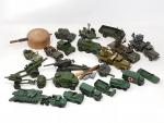 19 véhicules militaires dont : 9 DINKY, 7 LESNEY-MATCHBOX, 2...