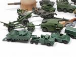 19 véhicules militaires dont : 9 DINKY, 7 LESNEY-MATCHBOX, 2...