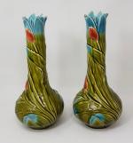 SARREGUMINES - Une paire de vases en barbotine à décor...